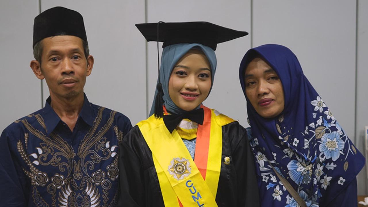 Ulfatun-Nikmah-26-wisudawan-pascasarjana-Prodi-Magister.jpg