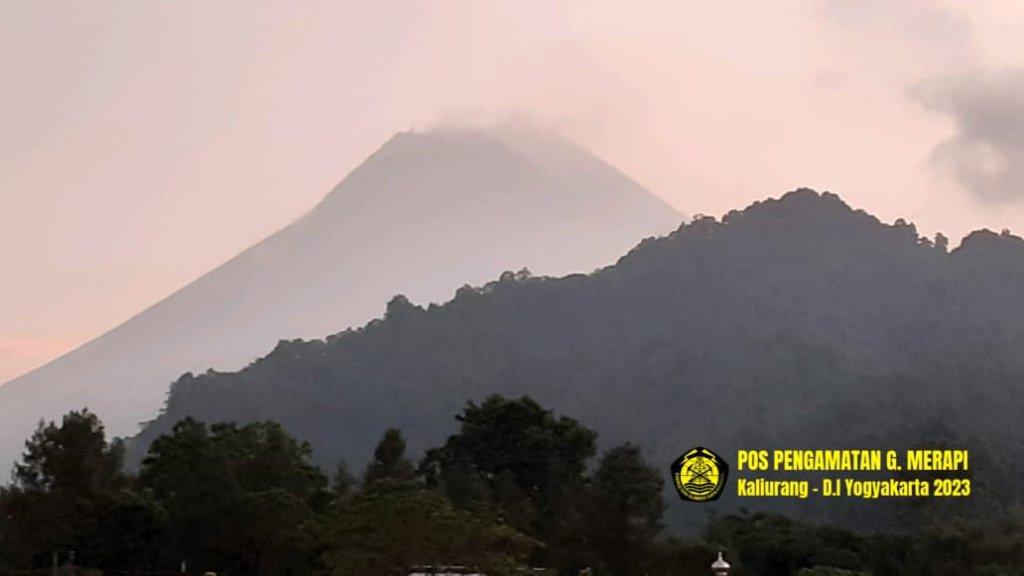 Update-Gunung-Merapi-25-Juni-2023-Muncul-7-Kali-Guguran-Lava-Pijar-ke-Barat-Daya.jpg