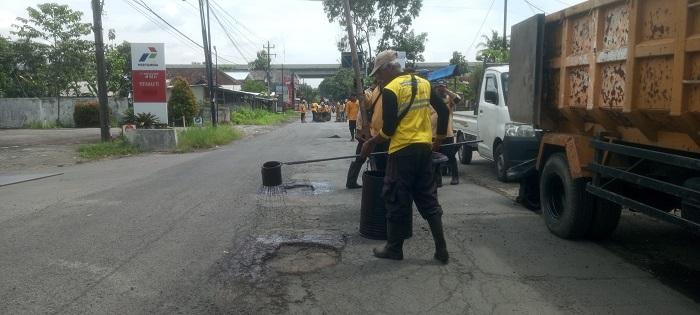Usai-Aksi-Protes-Warga-Lubang-Jalan-di-Banyurejo-Akhirnya-Ditambal.jpg