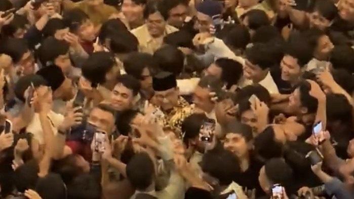VIRAL-Anies-Baswedan-Terdesak-oleh-Massa-di-Masjid-Kampus-UGM-setelah-Jadi-Penceramah.jpg