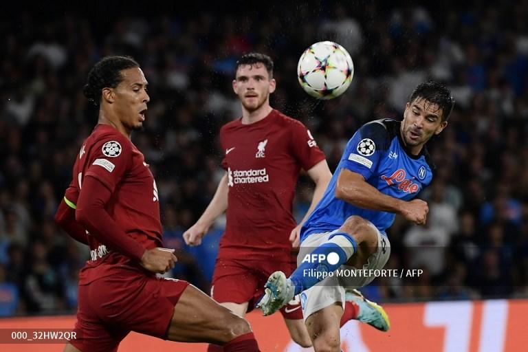 Virgil-van-Dijk-vs-Giovanni-Simeone-di-Liga-Champions-antara-Napoli-vs-Liverpool.jpg