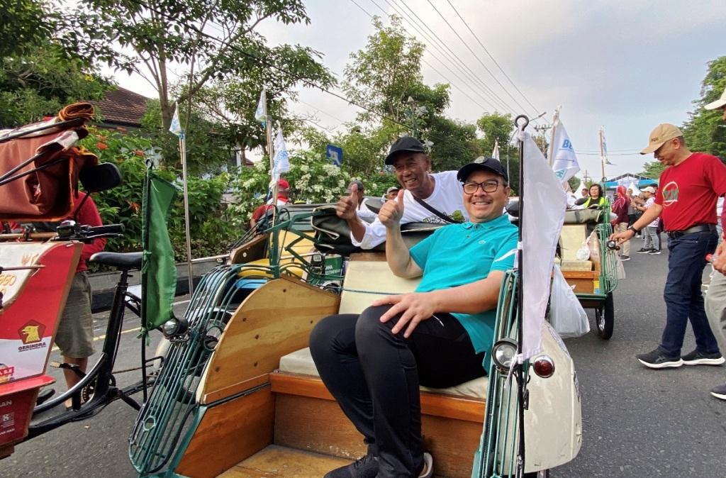 Wali-Kota-Hasto-Wardoyo-konvoi-kendaraan-rendah-emisi-dengan-menunggangi-becak-listrik.jpg