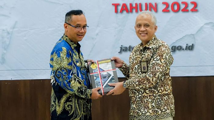 Wali-Kota-Magelang-saat-menerima-penghargaan-Opini-WTP-dari-BPK-RI-di-Semarang-Jumat-1952023.jpg