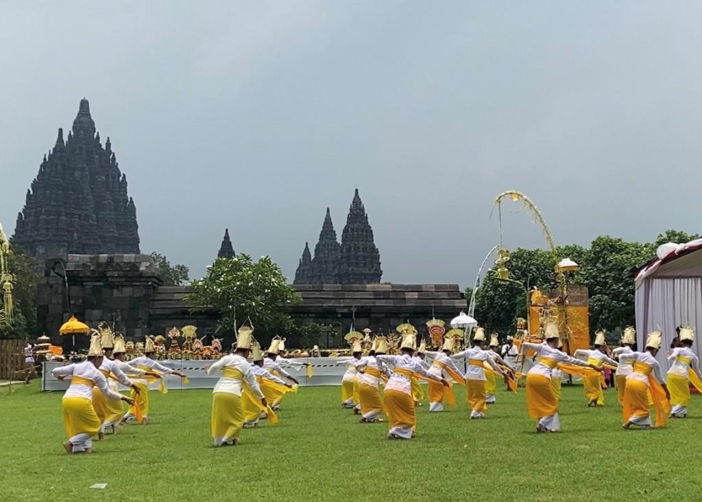 Wapres-Gibran-Minta-Kebersihan-Candi-Prambanan-Yogyakarta-Dijaga-Selama-Libur-Lebaran.jpg