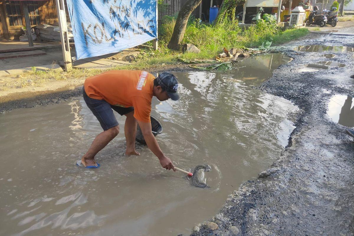 Warga Pati Protes Jalan Rusak, Lubang Dijadikan Kolam Lele - Tribunjogja.com