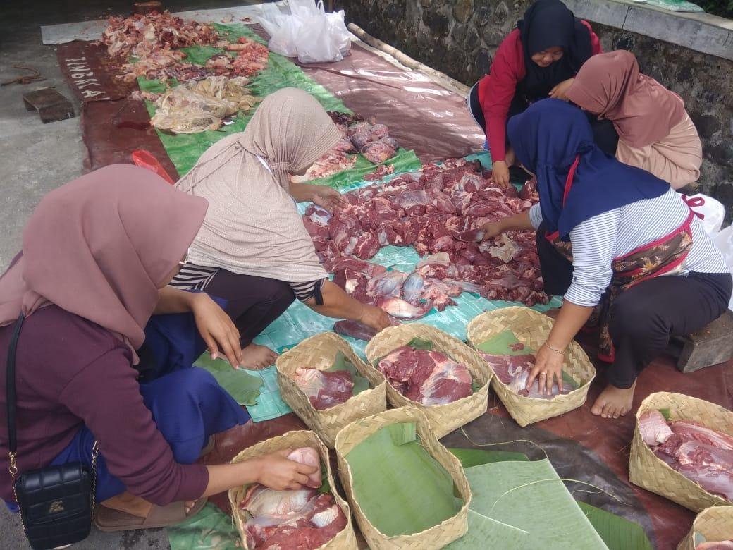 Warga-Pules-Kidul-membungkus-daging-kurban-ke-dalam-besek.jpg