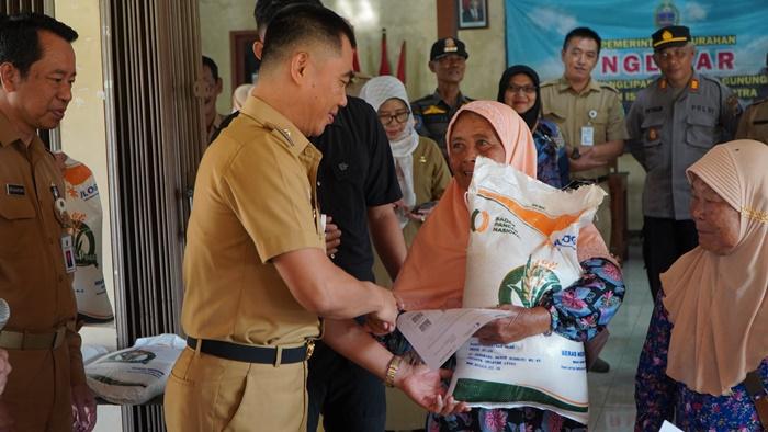 Warga-saat-menerima-bantuan-beras-CPP-Pemkab-Gunungkidu.jpg