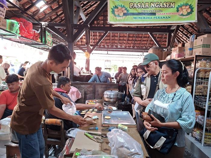Wisatawan-Serbu-Pasar-Ngasem-saat-Libur-Lebaran-demi-Berburu-Kuliner-Viral.jpg