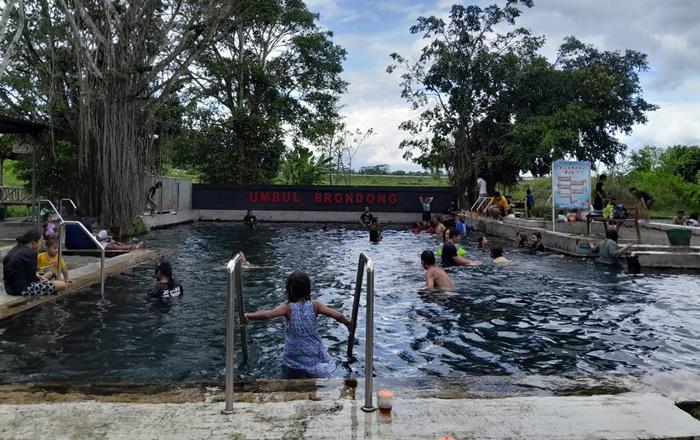 Wisatawan-di-wahana-air-Umbul-Brondong-Klaten.jpg