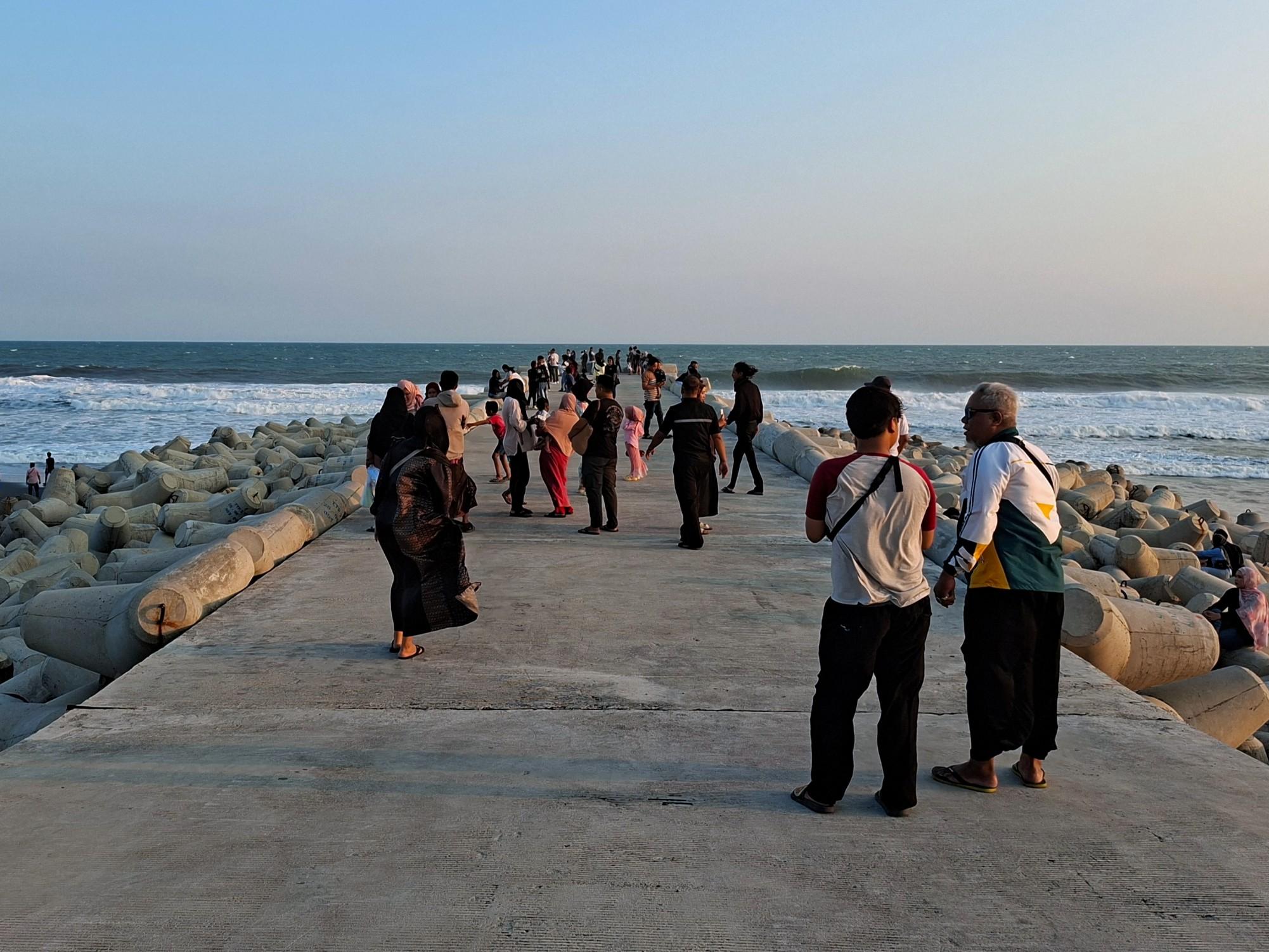Wisatawan-meramaikan-area-pemecah-ombak-baru-di-sisi-barat-Pantai-Glagah-Temon-Kulon-Progo.jpg