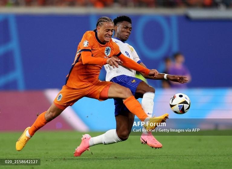 Xavi-Simons-vs-Aurelien-Tchouameni-di-EURO-2024-Belanda-vs-Prancis-di-Stadion-Sepak-Bola-Leipzig.jpg