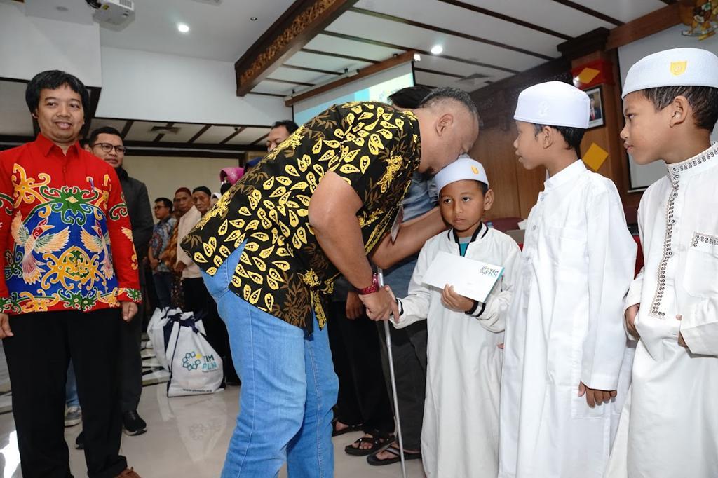 PLN Salurkan Al Quran Braille dan Beri Santunan pada Santri