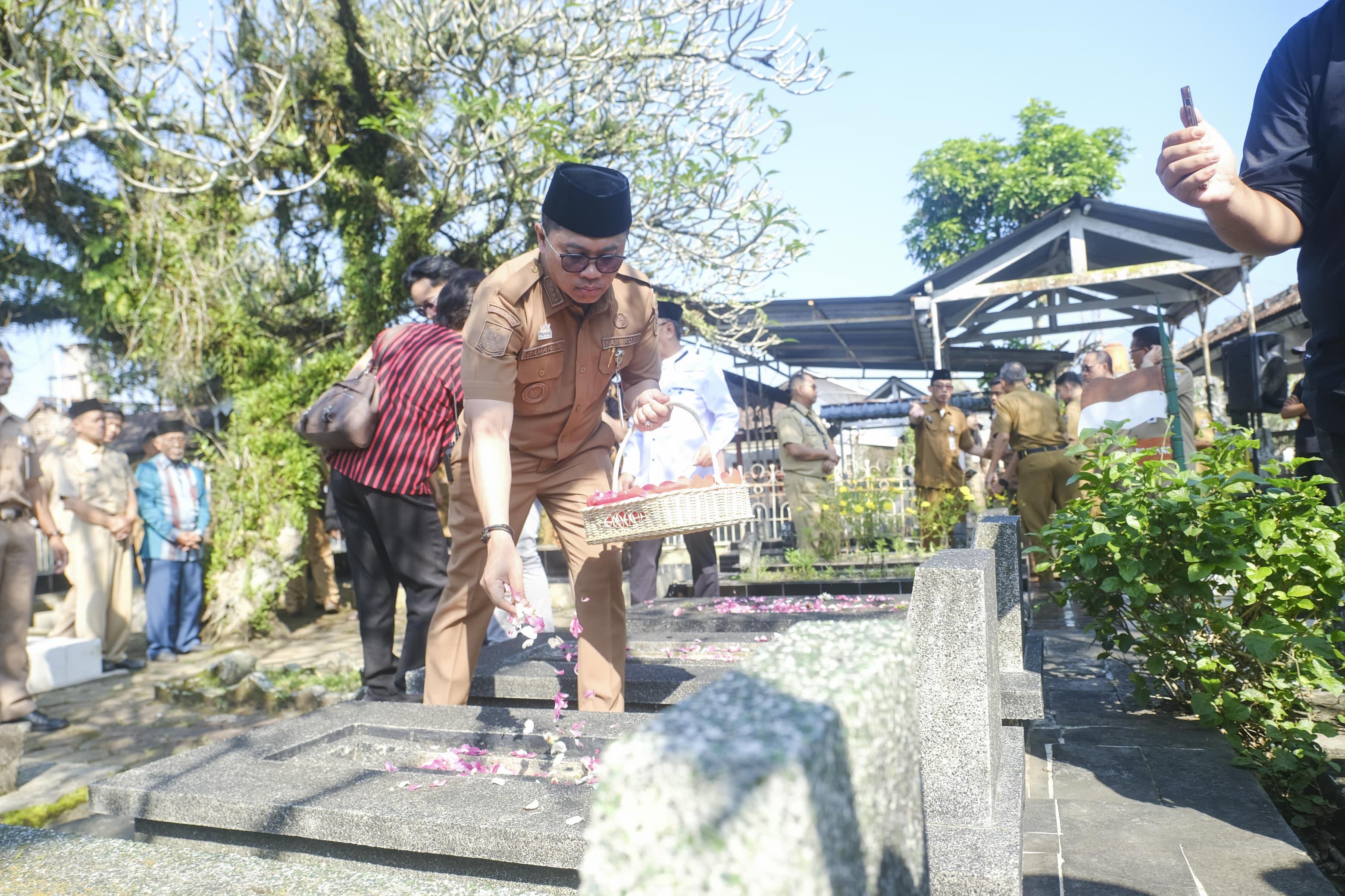 Ziarah-Para-Pemimpin-Terdahulu-Walikota-Magelang-Teguhkan-Akar-Sejarah-dan-Spirit-Kepemimpinan.jpg