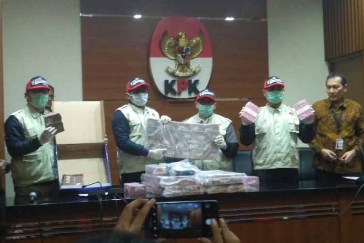 KPK Sita Banyak Dokumen dari Ruang Menpora Imam Nahrawi