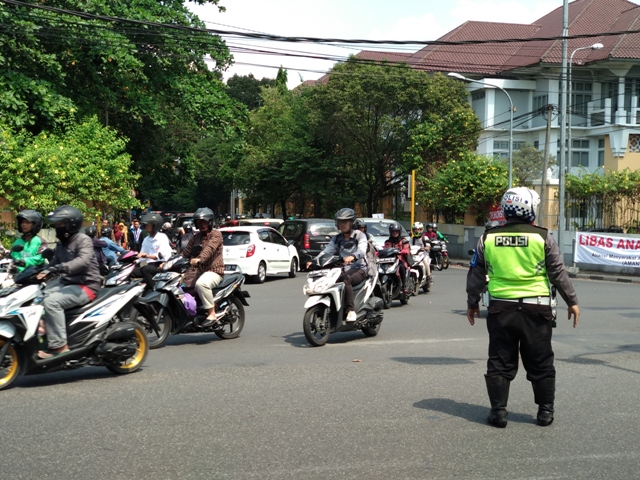 ada-wisuda-simpang-uin-sunan-kalijaga-alami-kemacetan-parah-siang-ini_20180503_132802.jpg