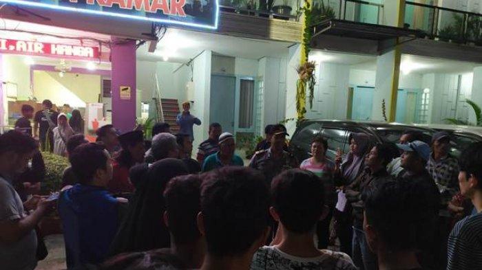 Adegan Intim Terlihat dari Balik Jendela Transparan Sebuah Hotel di Purwokerto, Warga Menggeruduk