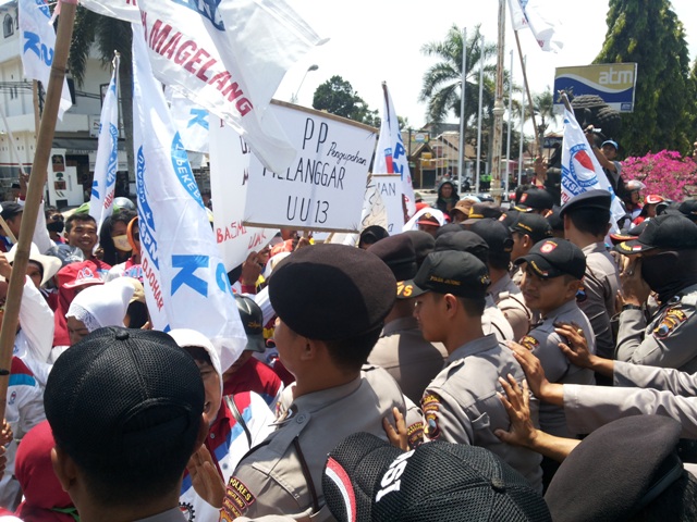 aksi-dorong-demo-buruh-magelang_20151021_114935.jpg