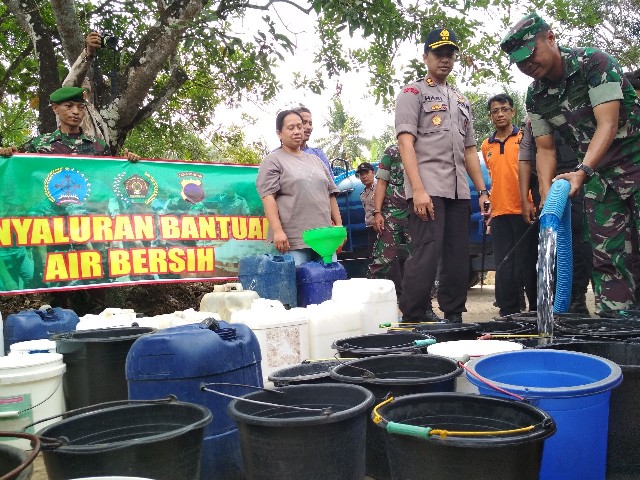 aksi-sosial-pwi-kota-magelang-warga-senang-dapat-bantuan-air-bersih_20180810_195224.jpg