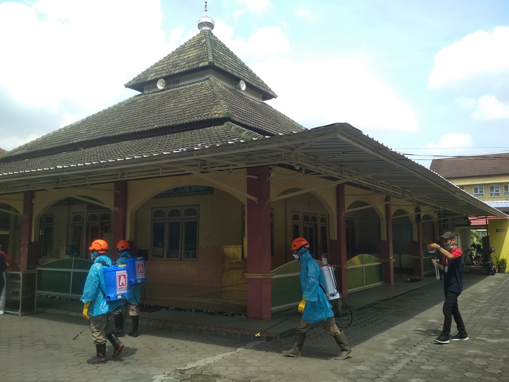 alfamidi-semprot-disinfektan-di-sejumlah-fasilitas-publik.jpg