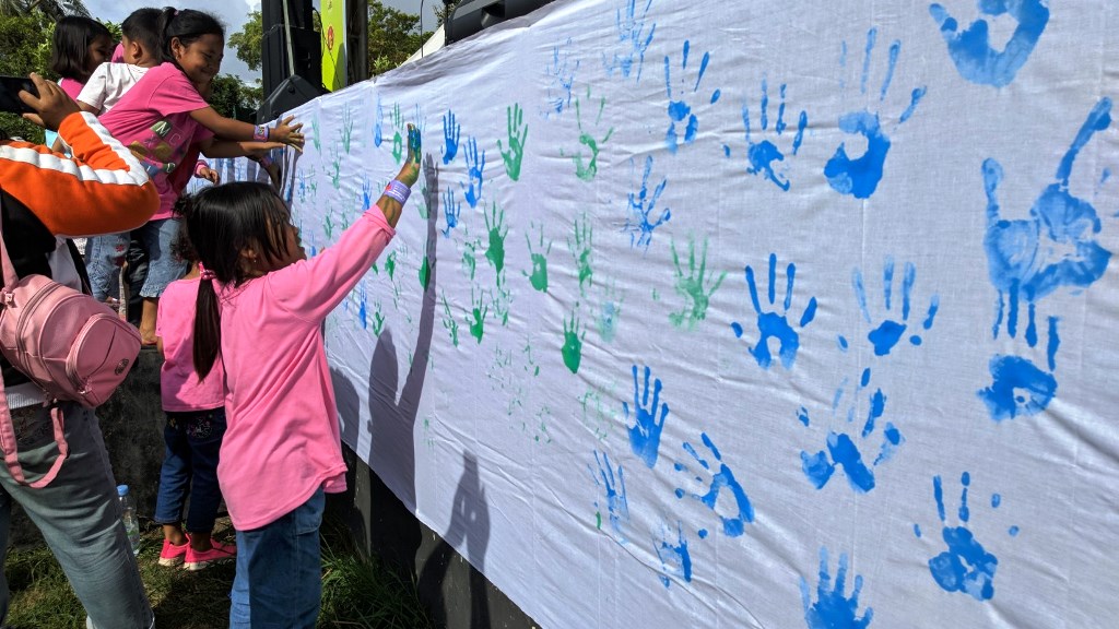 anak-anak-membubuhkan-cap-tangannya-di-kain-putih-saat-peringatan-hari-anak-se-dunia.jpg