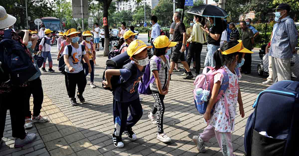 anak-anak-meninggalkan-sekolah-setelah-sesi-akhir-hari-di-beijing-china-pada-10-september-2021.jpg