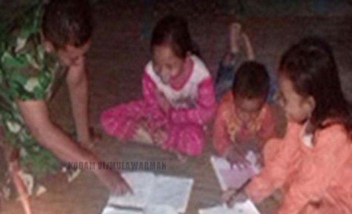 anggota-tni-ini-ajari-anak-desa-baca-tulis-hanya-menggunakan-penerangan-lampu-minyak_20171019_120524.jpg