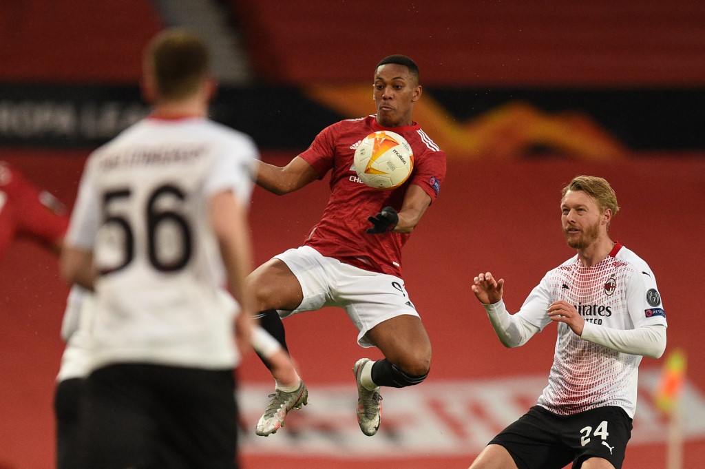 anthony-martial-dan-simon-kjaer-di-leg-pertama-16-besar-liga-eropa-manchester-united-vs-ac-milan.jpg