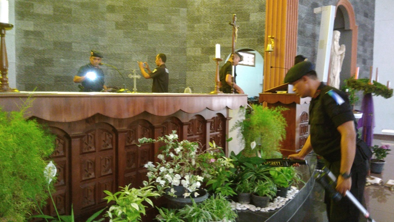 antisipasi-teror-saat-natal-tim-gegana-polda-diy-sterilisasi-gereja-di-gunungkidul.jpg