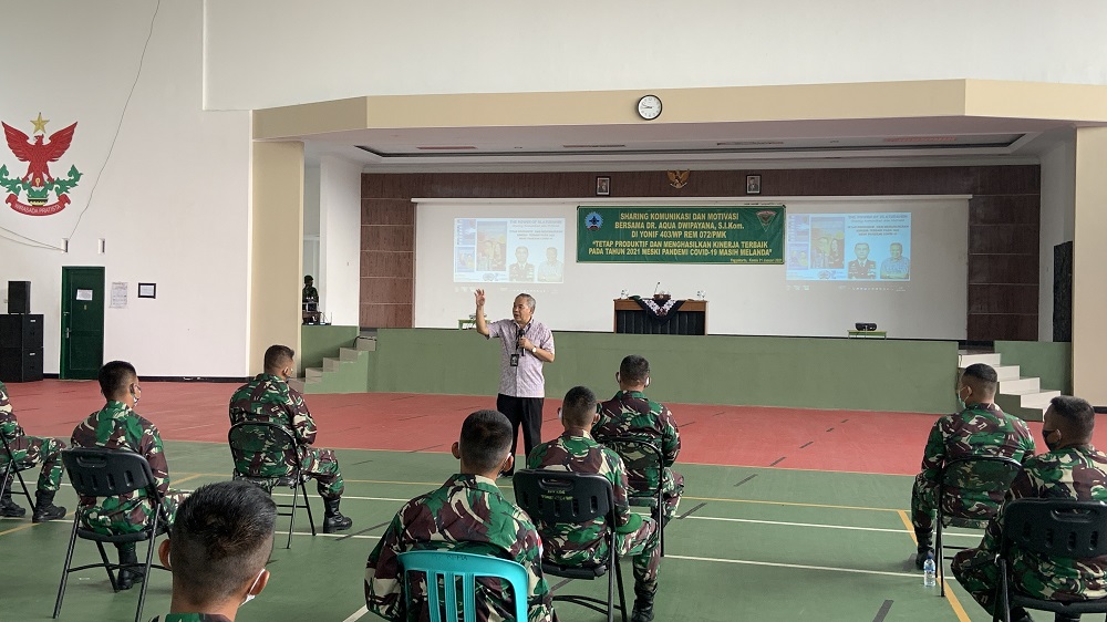 aqua-dwipayana-beri-motivasi-prajurit-yonif-403wp-yang-akan-ditugaskan-ke-perbatasan-papua.jpg