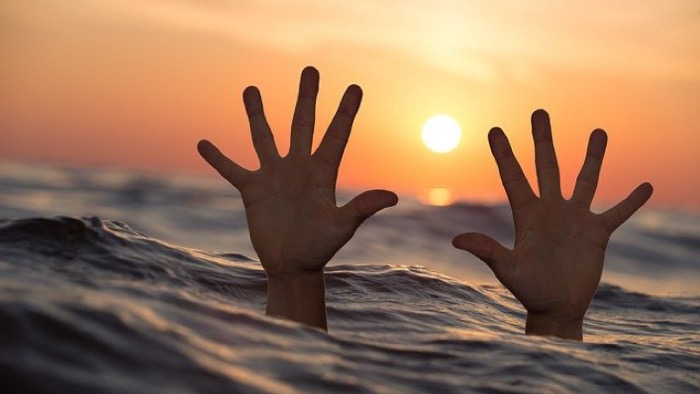 arti-mimpi-tenggelam-di-laut-menurut-primbon-jawa.jpg