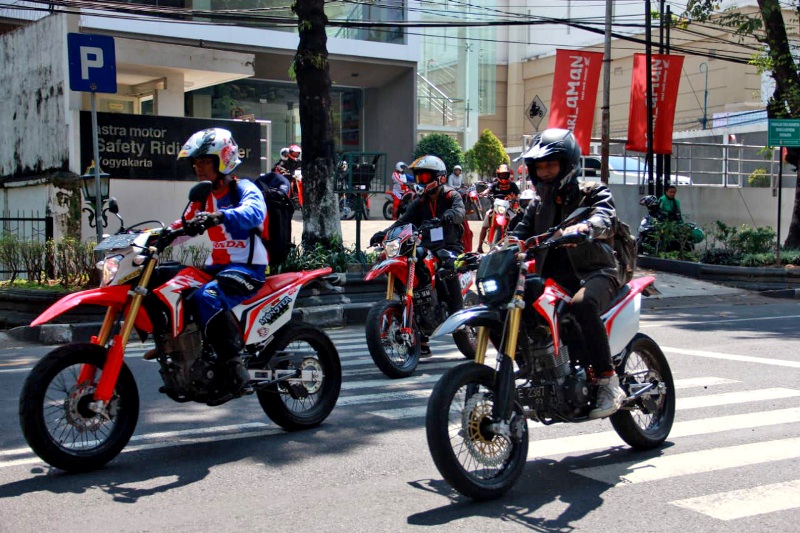 Astra Motor Berbagi Ilmu Lewat Supermoto Street Modification Yogyakarta