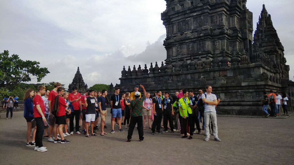 Peserta Blibli.com Yonex-Sunrise BWF World Junior Championships 2017 Berkunjung ke Candi Prambanan