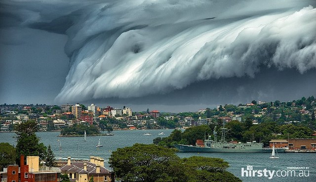 Mengerikan, Muncul Awan Aneh Seperti Gulungan Ombak Tsunami