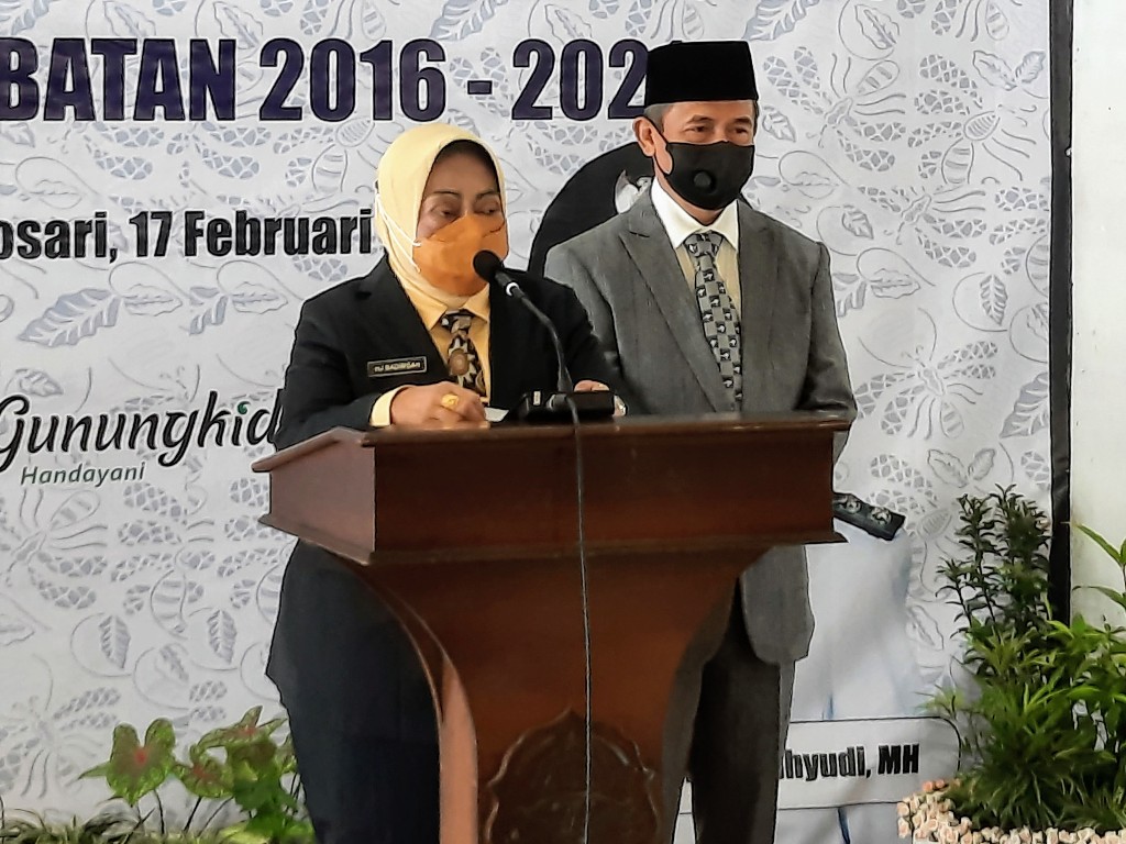 badingah-dan-immawan-wahyudi-usai-melepas-jabatan-sebagai-bupati.jpg
