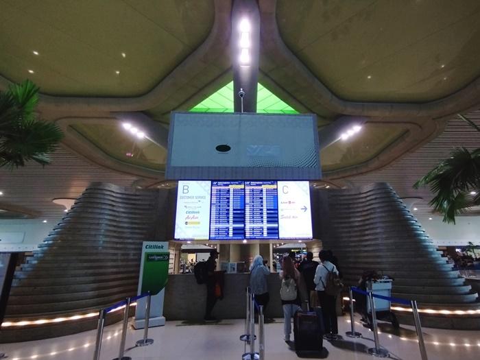 bandara-YIA-check-in-counter.jpg