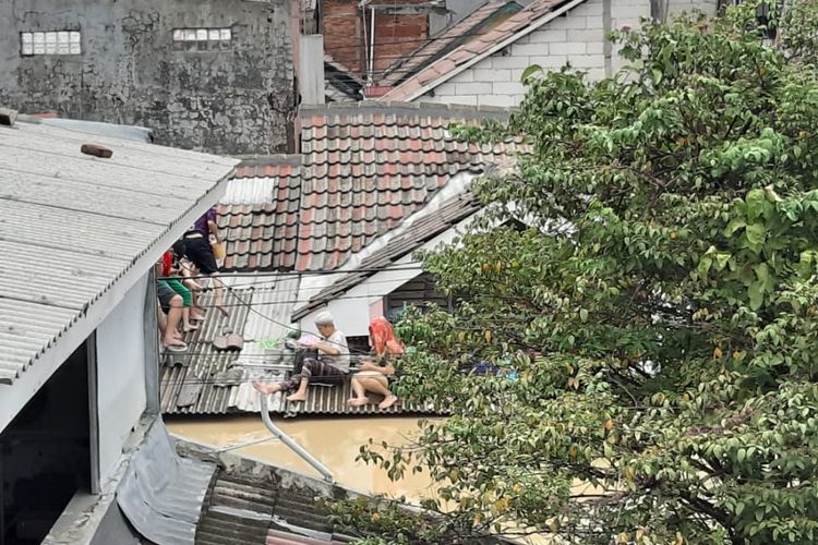 Kisah Korban Banjir : Terjebak Belasan Jam dalam Gelap Hingga Hadapi Ancaman Ular