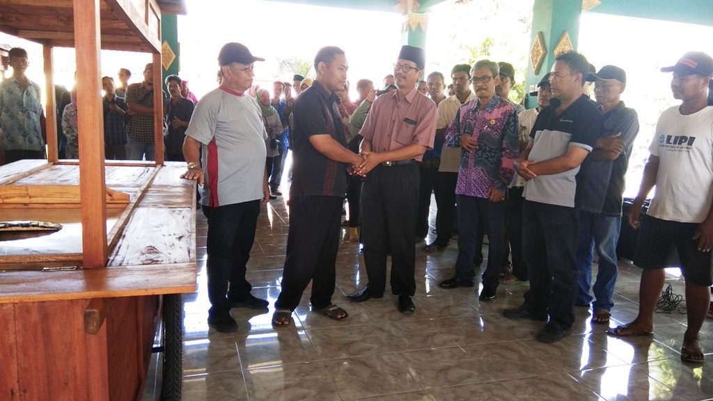 Membangun Ekonomi Kerakyatan dari Bantuan Gerobak Angkringan