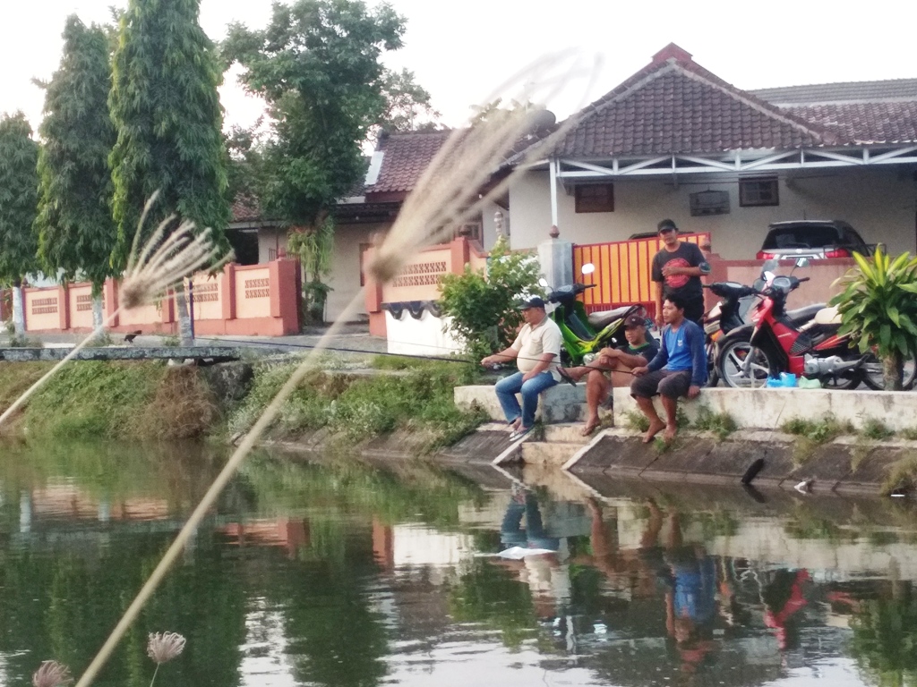 beberapa-warga-sekitar-aliran-selokan-mataram-asyik-memancing-di-sore-hari.jpg