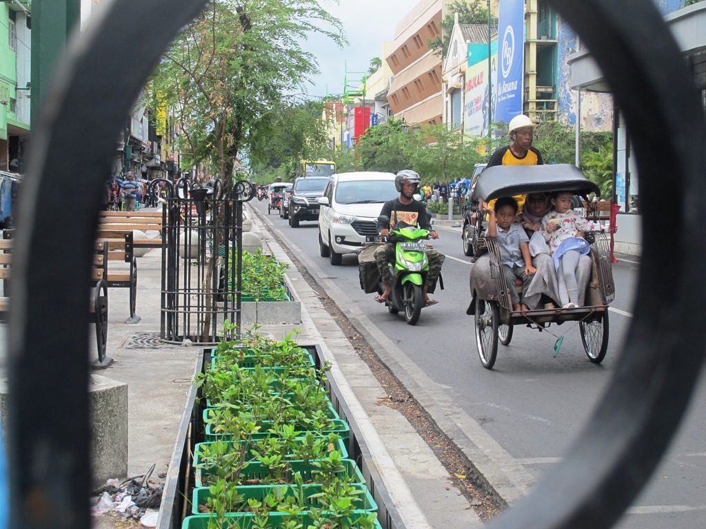 becak-kayuh-dan-andong-sedang-melintasi-kawasan-malioboro_20181106_165003.jpg