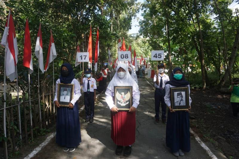 Begini Cara Pelajar di Kampung Bugel Klaten Peringati HUT ke-76 RI, Kirab 76 Bendera Merah Putih
