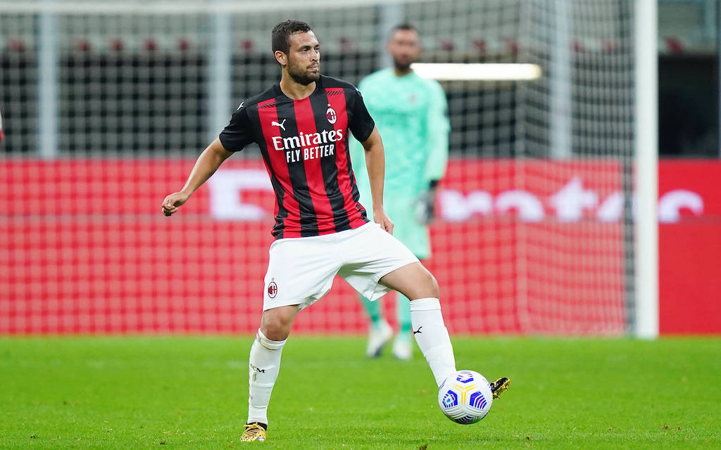 bek-ac-milan-leo-duarte-dilaporkan-selangkah-lagi-ke-klub-turki-istanbul-basaksehir.jpg