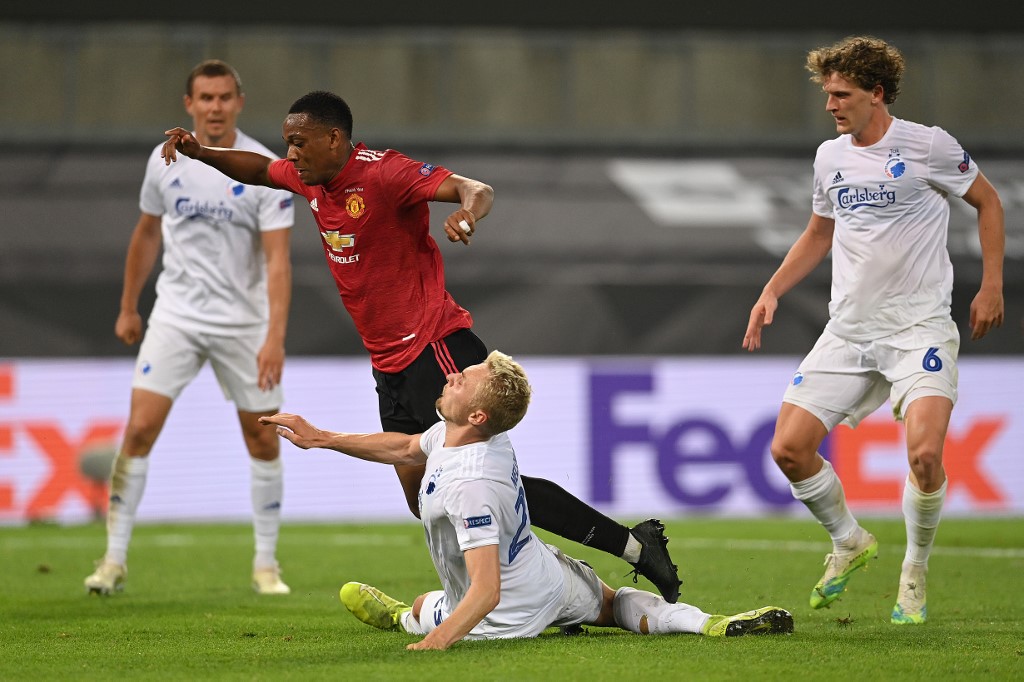 bek-fc-copenhagen-victor-nelsson-melanggar-striker-manchester-united-anthony-martial-di-liga-europa.jpg