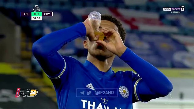 bek-leicester-city-wesley-fofana-saat-membatalkan-puasa-di-laga-leicester-city-vs-crystal-palace.jpg