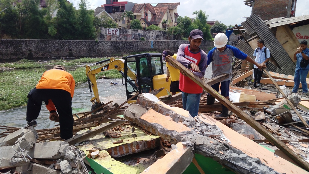 Bersihkan Material Longsoran di Prawirodirjan, BPBD Kota Yogya Operasionalkan Satu Alat Berat
