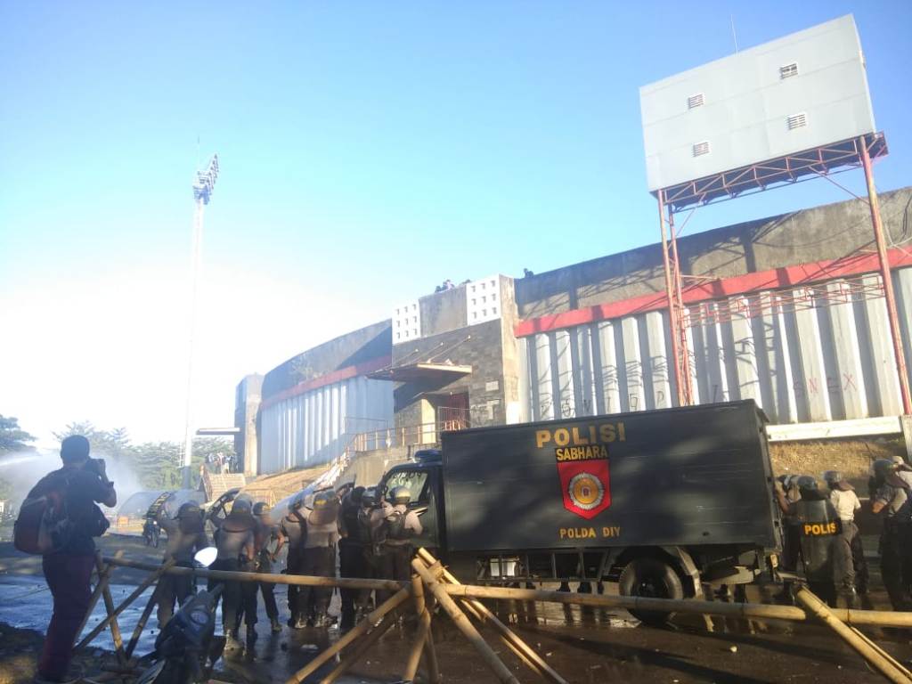 bentrok-terjadi-di-stadion-sultan-agung-bantul_20180726_170624.jpg