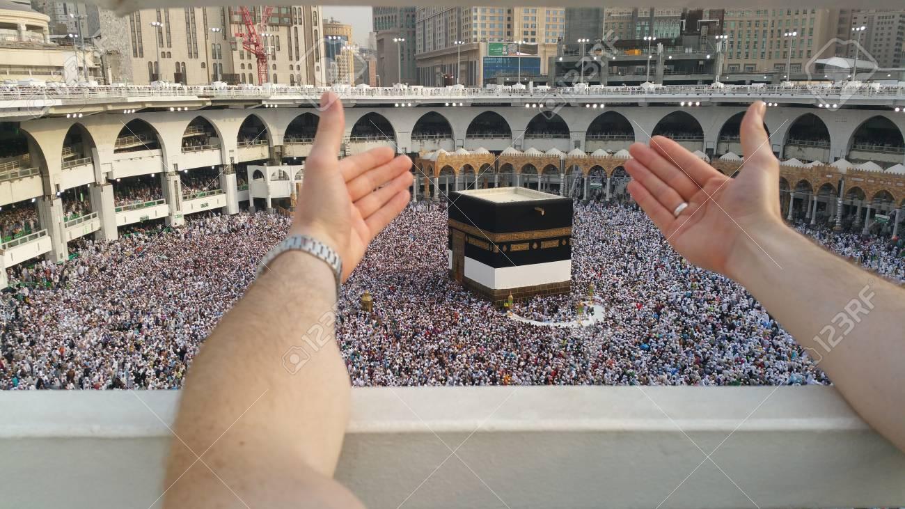 berdoa-di-depan-kabah.jpg