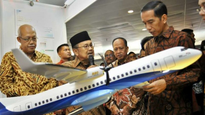 bj-habibie-memberikan-penjelasn-kepada-presiden-joko-widodo-tentang-pesawat-r80-setkabgoid.jpg