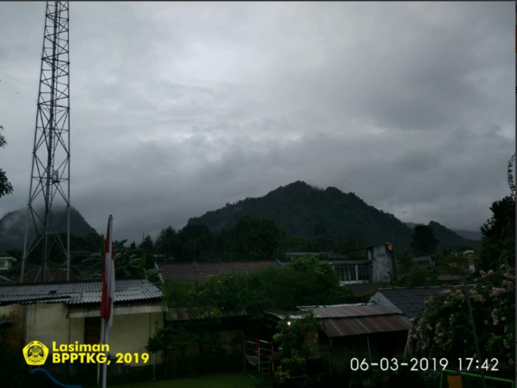 Gunung Merapi Luncurkan Guguran Awan Panas Sejauh 1,2 KM Pagi Ini