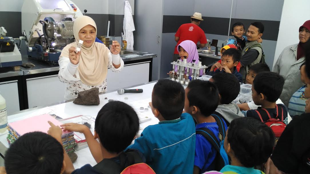 bpptgkg-ajak-siswa-ke-lab_20161221_113835.jpg