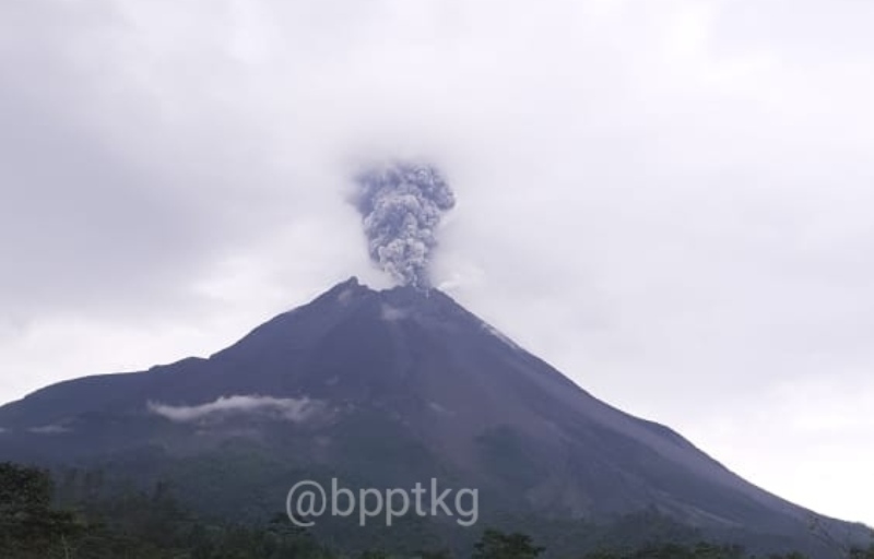 breaking-news-gunung-merapi-kembali-erupsi-luncurkan-kolom-abu-setinggi-3000-meter-ke-arah-timur1.jpg